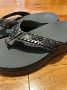 Vionic Black Platform Thong Sandals - Size 8 USA